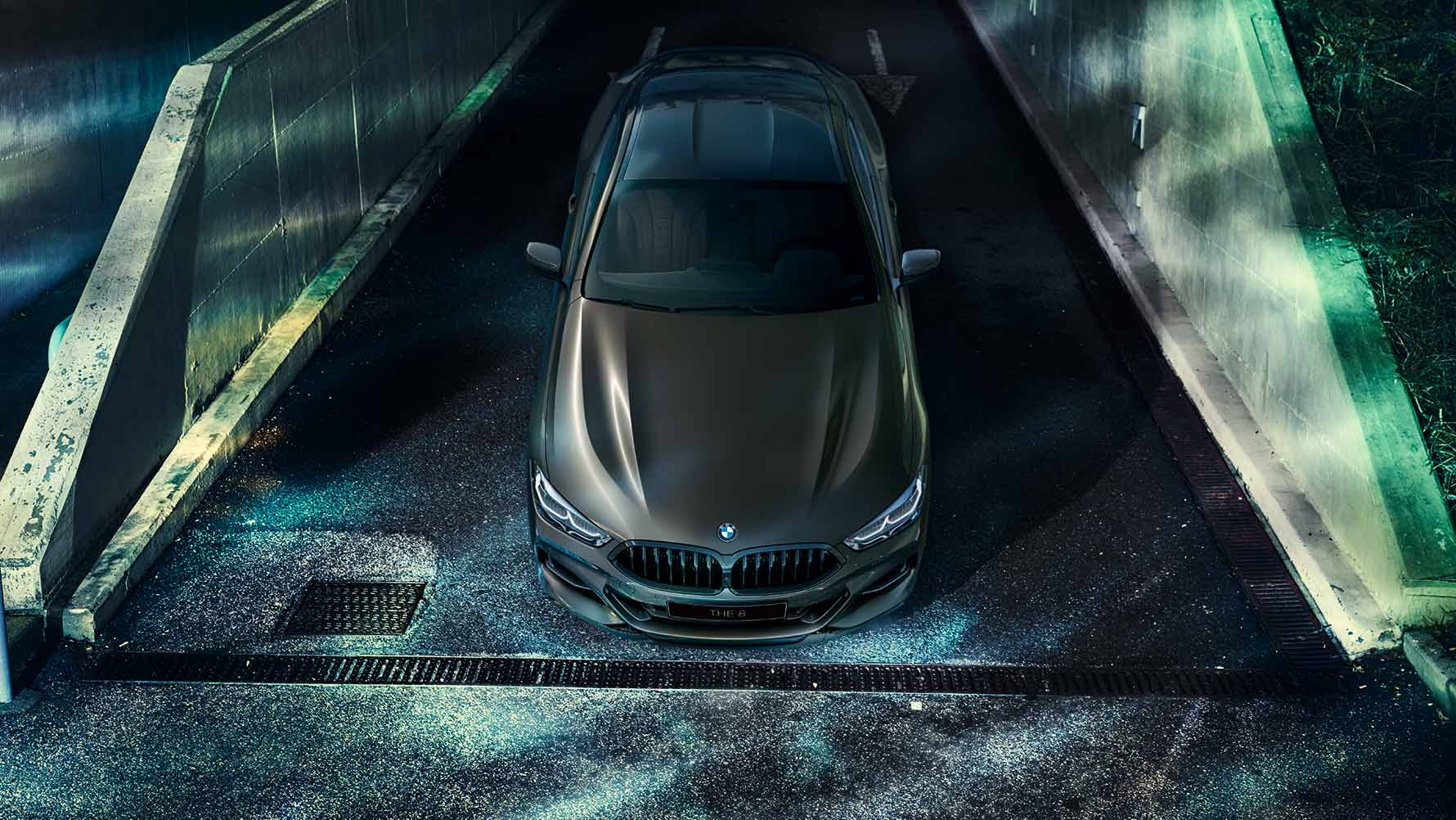 BMW 8 серии Coupe с оснащением BMW Individual в ночном городе, вид спереди. BMW 8 серии Coupe с оснащением BMW Individual в ночном городе, вид спереди.